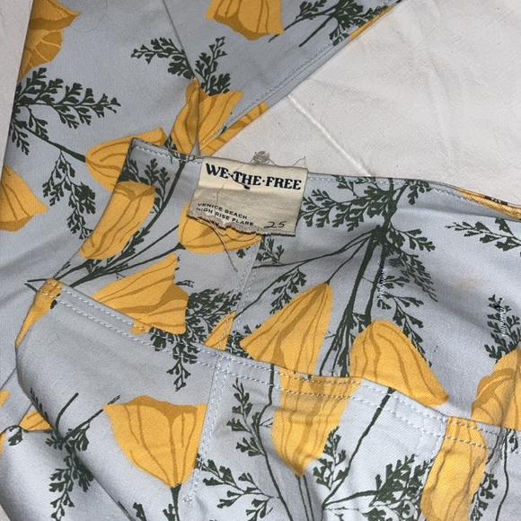 NWT!Free People floral print bell bottom jeans size 25. - Picture 4 of 6